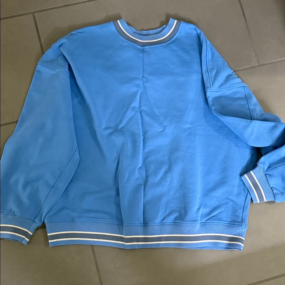 Woman’s Lululemon sweatshirt size L